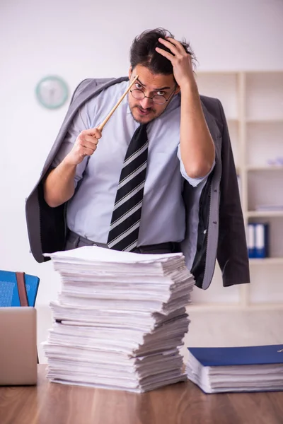 Divertido joven hombre empleado mago y demasiado trabajo en la oficina — Foto de Stock