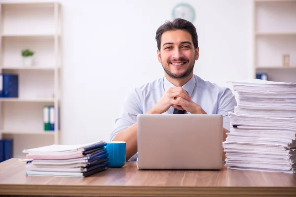 Jovem empresário empregado infeliz com excesso de trabalho no escritório — Fotografia de Stock