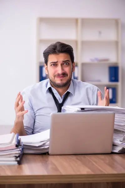 Jungunternehmer unzufrieden mit exzessiver Arbeit im Büro — Stockfoto