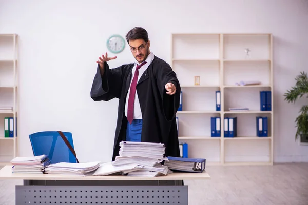 Divertido joven hombre empleado mago y demasiado trabajo en la oficina —  Fotos de Stock