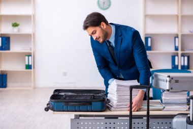 Genç erkek çalışan iş gezisine hazırlanıyor.