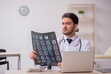 Klinikte çalışan genç bir erkek radyolog.