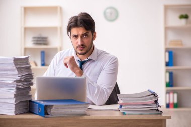 Genç işadamı ofisteki aşırı işten memnun değil.