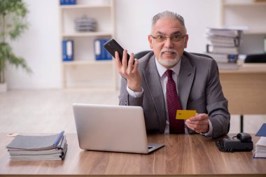 Ekommerce konseptinde yaşlı erkek çalışan