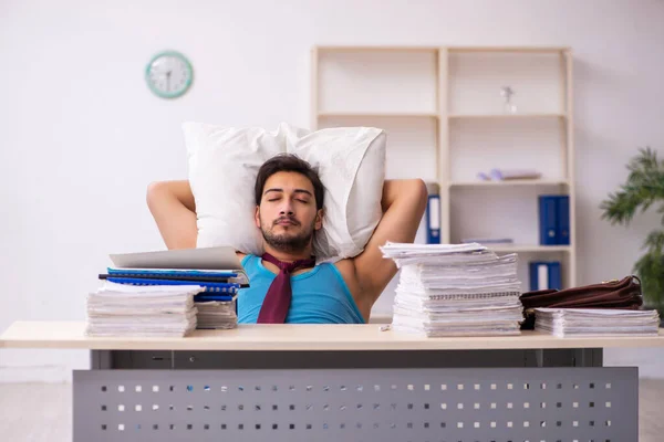 Joven empleado masculino que viene a trabajar directamente desde la cama — Foto de Stock