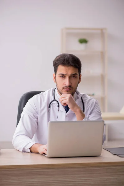 Joven doctor en concepto de telemedicina —  Fotos de Stock