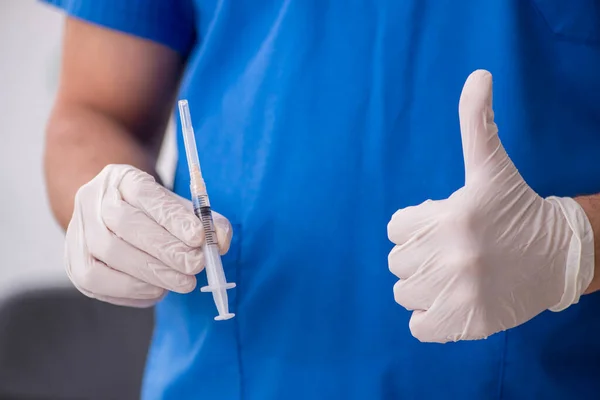 Jovem médico do sexo masculino no conceito de vacinação durante pandemia — Fotografia de Stock