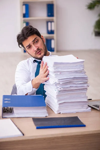 Empleado joven empresario descontento con el trabajo excesivo en la oficina — Foto de Stock