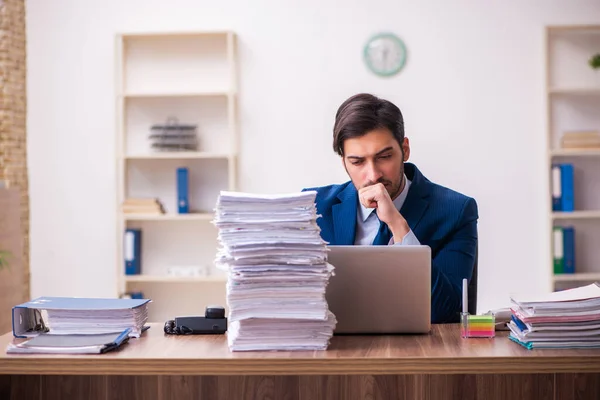 Ung affärsman anställd missnöjd med överdrivet arbete på kontoret — Stockfoto