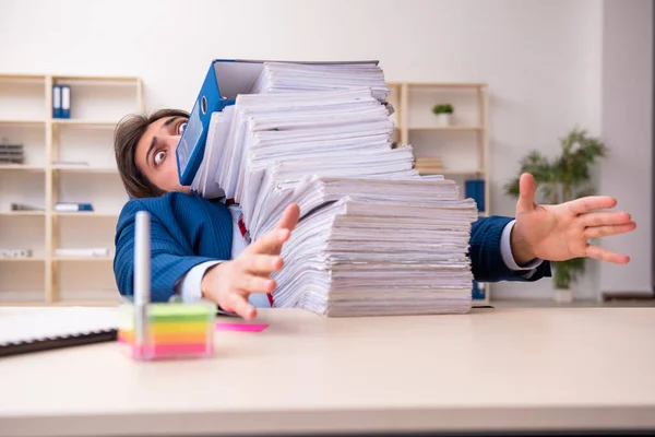 Empleado joven empresario descontento con el trabajo excesivo en la oficina — Foto de Stock