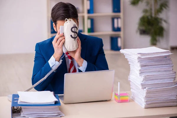 Empleado joven empresario descontento con el trabajo excesivo en la oficina —  Fotos de Stock