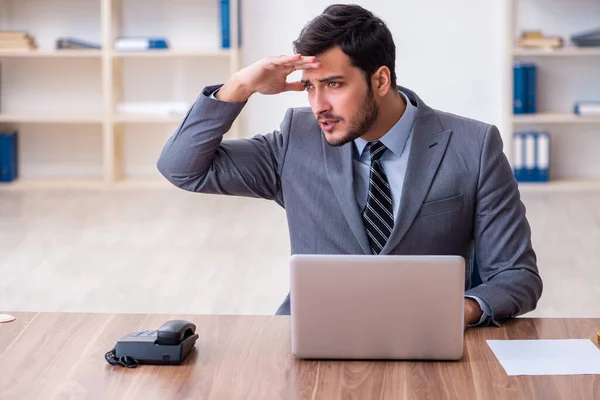 Ung stilig affärsman anställd som arbetar på kontoret — Stockfoto