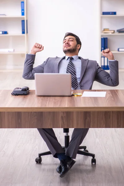 Joven hombre de negocios guapo empleado que trabaja en la oficina —  Fotos de Stock