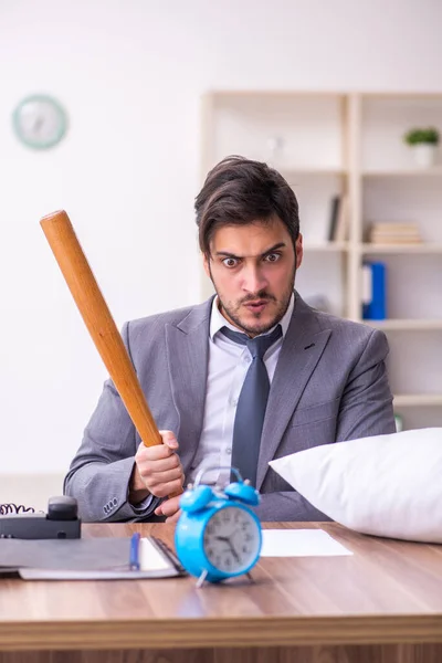 Ung manlig anställd i oversleeping koncept — Stockfoto