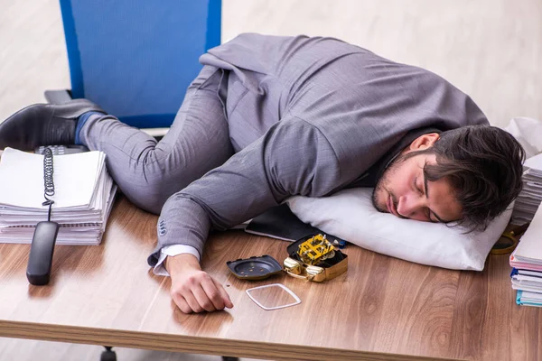 Ung manlig anställd i oversleeping koncept — Stockfoto