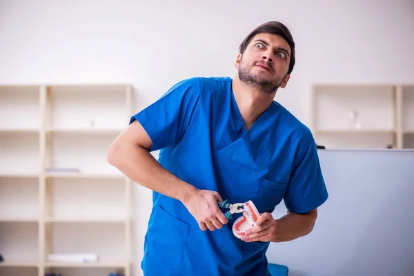 Jovem dentista masculino professor na frente do quadro branco — Fotografia de Stock