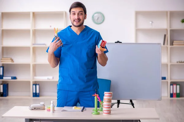 Tânăr medic dentist lector în fața tablei albe — Fotografie, imagine de stoc