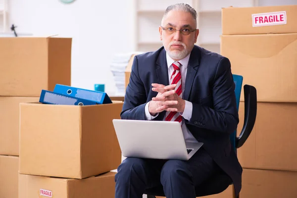 Antiguo empleado de negocios en concepto de reubicación —  Fotos de Stock