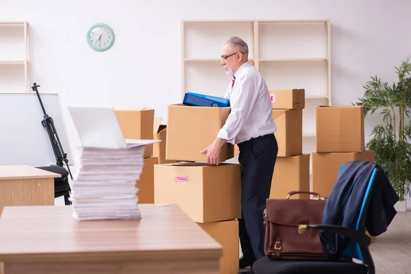 Altunternehmer-Mitarbeiter im Umzugskonzept — Stockfoto