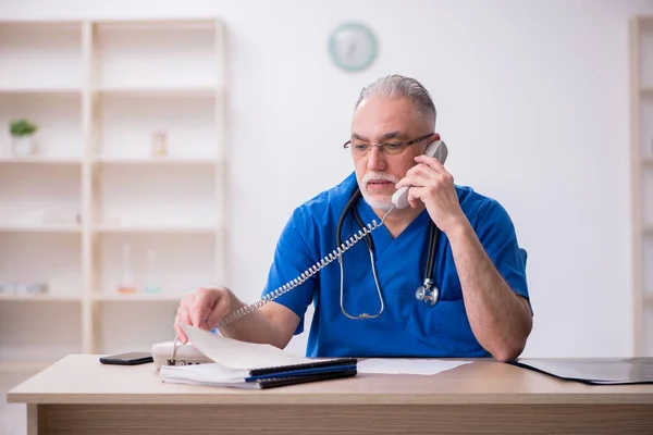 Teletıp konseptinde yaşlı bir doktor. — Stok fotoğraf