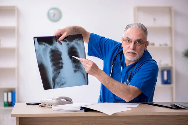 Régi férfi orvos radiológus dolgozik a klinikán — Stock Fotó