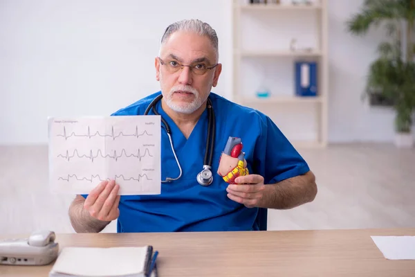 Médico cardiologista idoso trabalhando na clínica — Fotografia de Stock