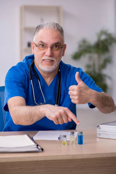 Velho médico do sexo masculino no conceito de vacinação — Fotografia de Stock