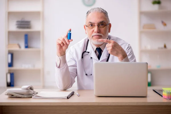 Aşı konseptinde yaşlı bir doktor. — Stok fotoğraf