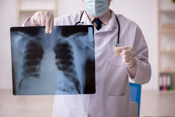 Старый врач-рентгенолог в концепции вакцинации — стоковое фото