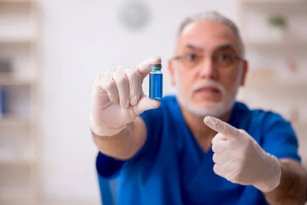 Stary lekarz w koncepcji szczepienia — Zdjęcie stockowe