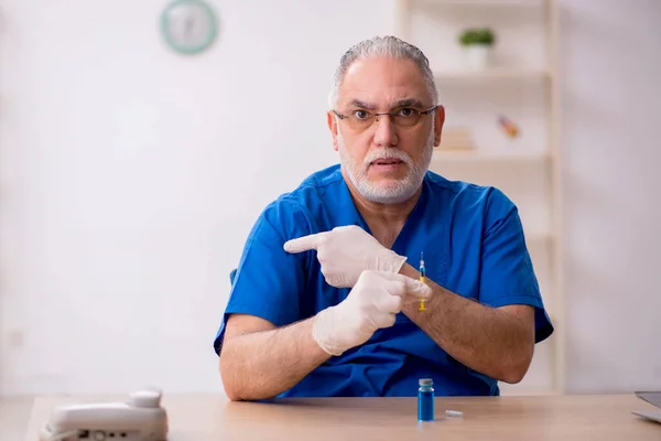 Alter Arzt im Impfkonzept — Stockfoto