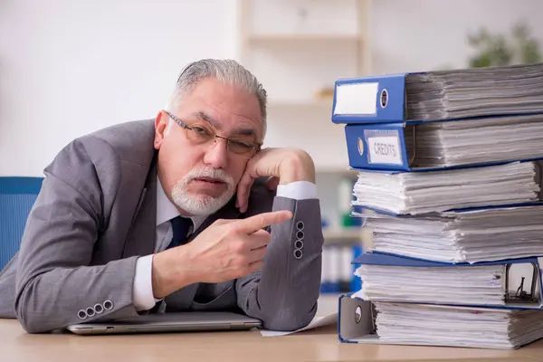 Stary mężczyzna pracownik niezadowolony z nadmiernej pracy w biurze — Zdjęcie stockowe