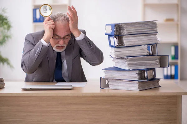 Alte männliche Angestellte unzufrieden mit exzessiver Arbeit im Büro — Stockfoto