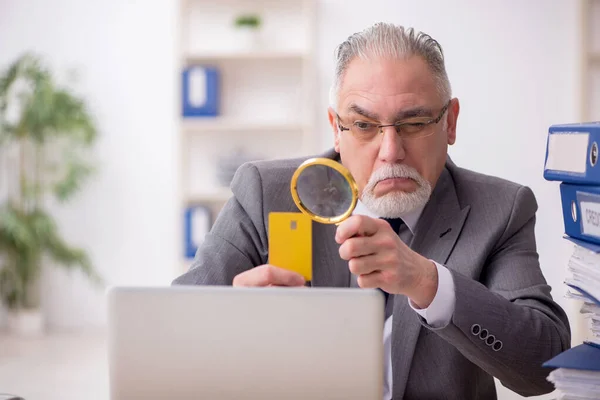 Alte männliche Angestellte unzufrieden mit exzessiver Arbeit im Büro — Stockfoto