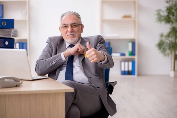 Viejo empleado descontento con el exceso de trabajo en la oficina —  Fotos de Stock