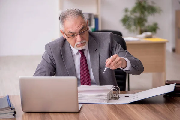 Alt männlich mitarbeiter working im die büro — Stockfoto