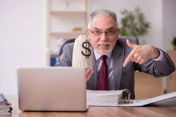 Gammal manlig anställd i lönebegreppet — Stockfoto