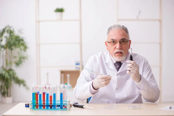 Oude mannelijke chemicus werkt in het lab. — Stockfoto