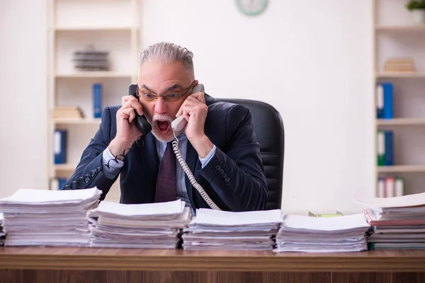 Alter Geschäftsmann Mitarbeiter unzufrieden mit exzessiver Arbeit im Büro — Stockfoto