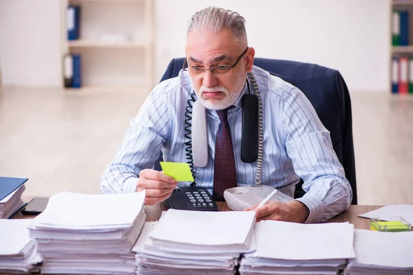 Vieil homme d'affaires employé mécontent du travail excessif dans le bureau — Photo