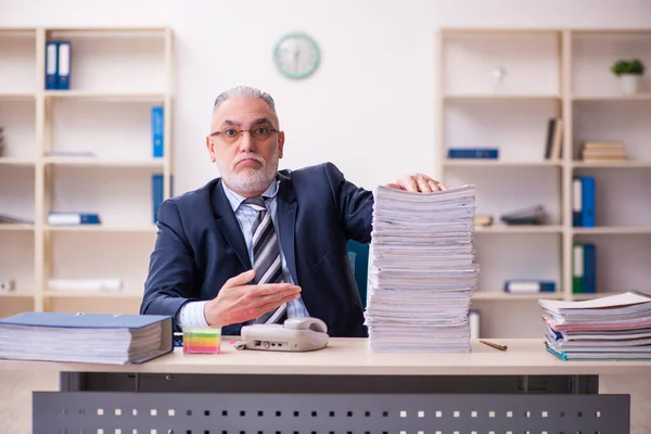 Stary pracownik biznesowy niezadowolony z nadmiernej pracy w biurze — Zdjęcie stockowe