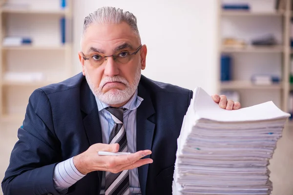 Alter Geschäftsmann Mitarbeiter unzufrieden mit exzessiver Arbeit im Büro — Stockfoto