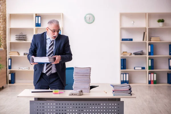 Alter Geschäftsmann Mitarbeiter unzufrieden mit exzessiver Arbeit im Büro — Stockfoto