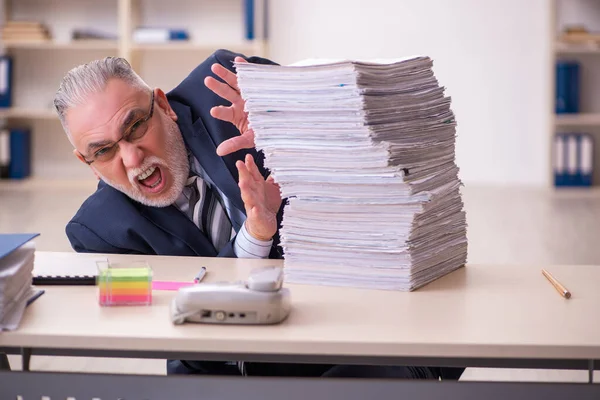 Vieil homme d'affaires employé mécontent du travail excessif dans le bureau — Photo
