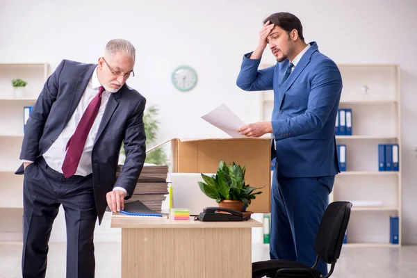 Zwei männliche Mitarbeiter im Kündigungskonzept — Stockfoto