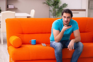 Genç erkek öğrenci salgın sırasında evde oturuyor.