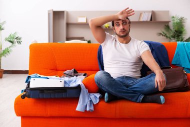 Genç öğrenci eve gitmek için hazırlanıyor.