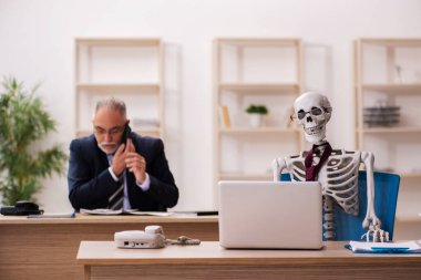 Ofiste çalışan ölü bir çalışan.