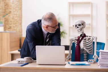 Ofiste çalışan ölü bir çalışan.