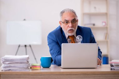 Ofiste lamba tutan eski bir işadamı.